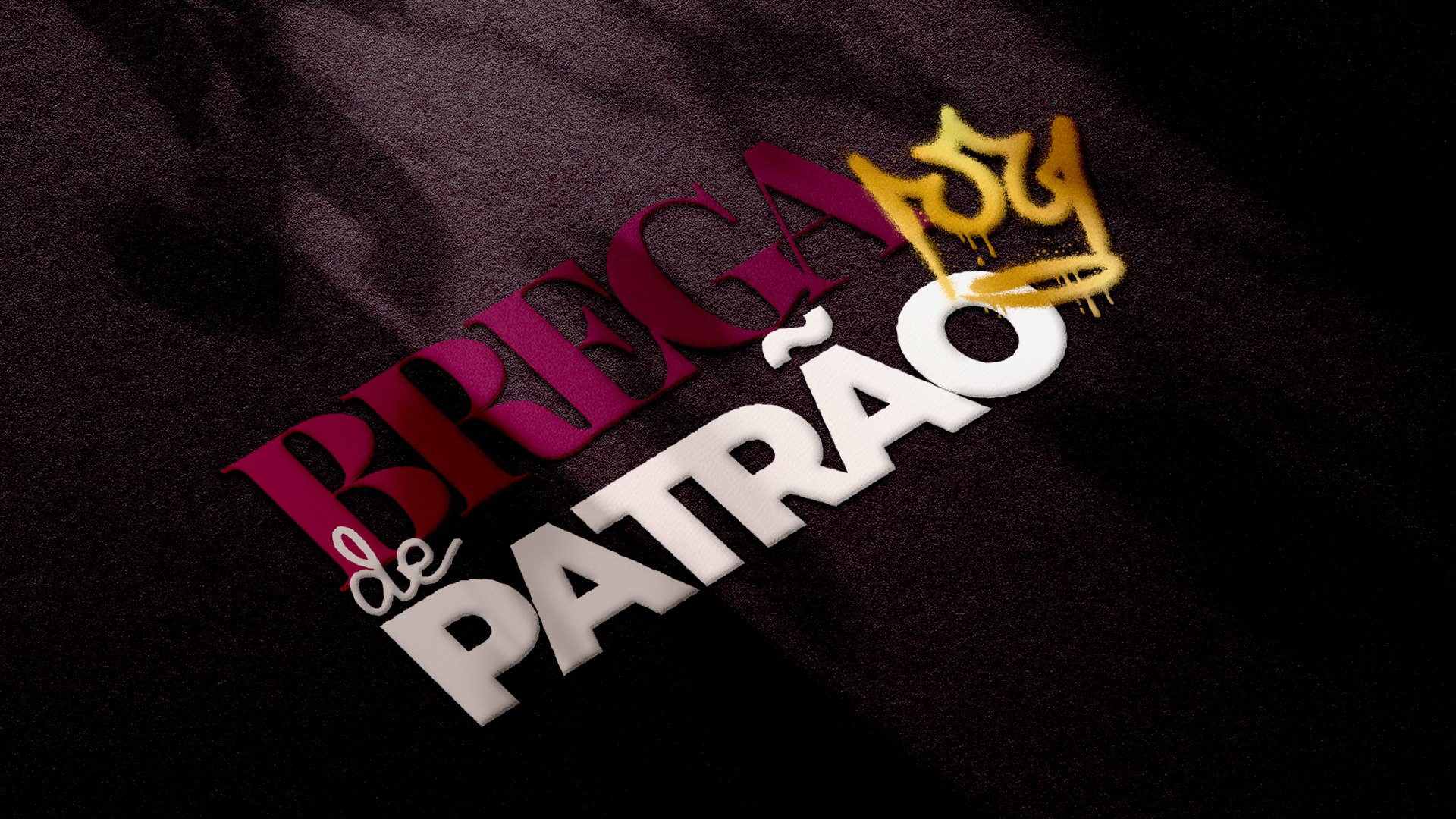 Logotipo Brega de Patrão aplicado em relevo sobre tecido escuro, com coroa dourada em spray