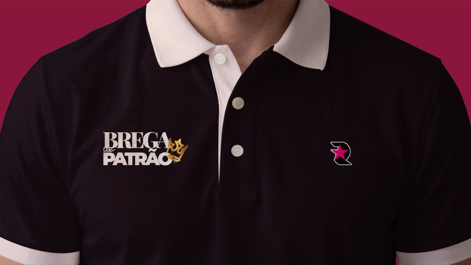 Camisa polo preta com gola branca e logotipo bordado no peito
